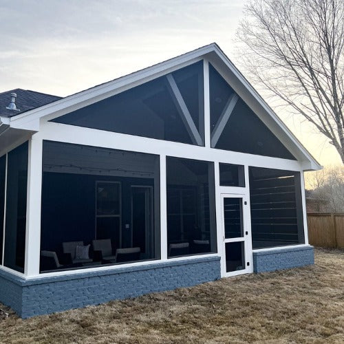 Screened porch on a blue house built with SCREENEZE Snaptrack